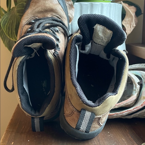 L.L. Bean Hiking Boots (classic! 🤩) - Picture 8 of 9